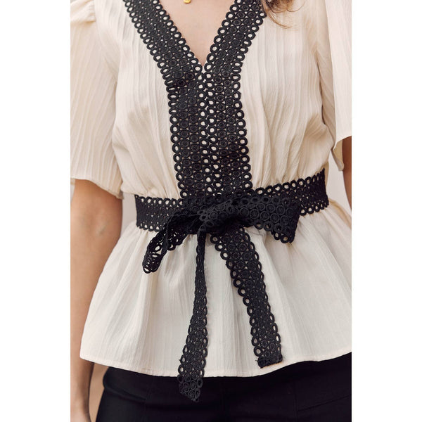 LACE CONTRAST TEXTURED WOVEN BLOUSE: BLACK / S