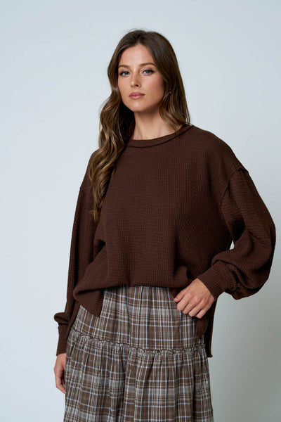 TEXTURED EXPOSED SEAM LONG EXTENDED SLEEVE KNIT TOP : BURGUNDY