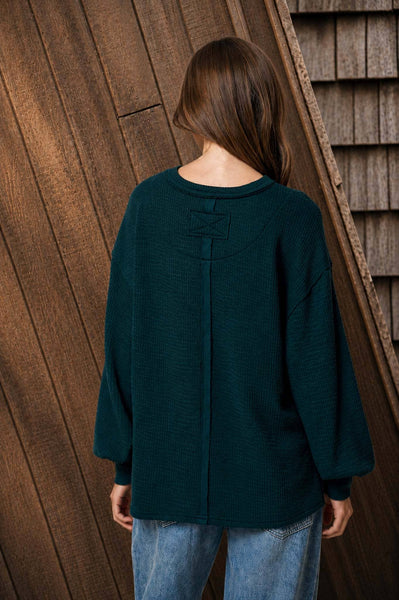 TEXTURED EXPOSED SEAM LONG EXTENDED SLEEVE KNIT TOP : BURGUNDY