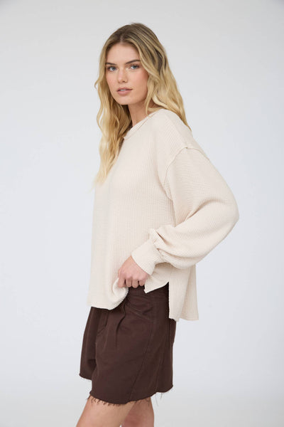 TEXTURED EXPOSED SEAM LONG EXTENDED SLEEVE KNIT TOP : BURGUNDY