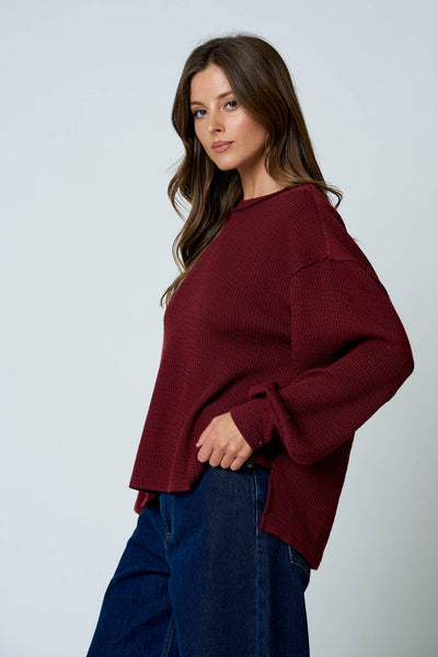 TEXTURED EXPOSED SEAM LONG EXTENDED SLEEVE KNIT TOP : BURGUNDY
