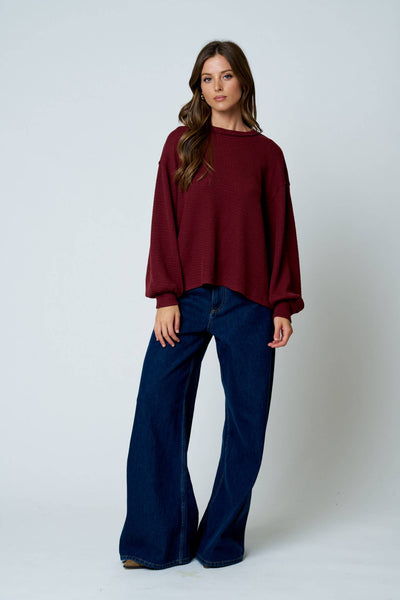 TEXTURED EXPOSED SEAM LONG EXTENDED SLEEVE KNIT TOP : BURGUNDY