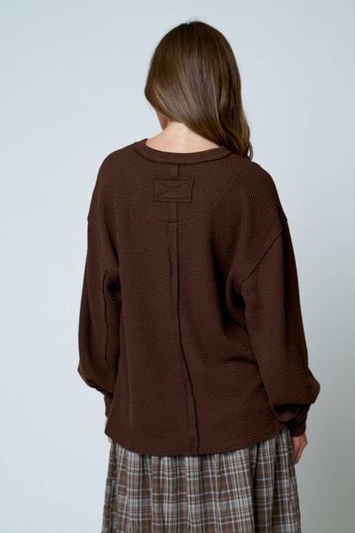 TEXTURED EXPOSED SEAM LONG EXTENDED SLEEVE KNIT TOP : BURGUNDY