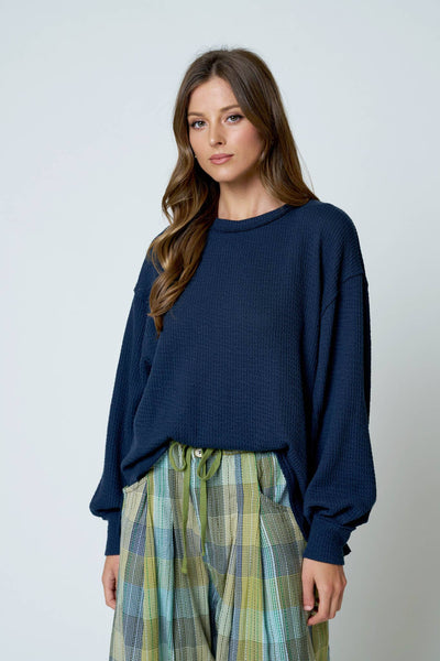TEXTURED EXPOSED SEAM LONG EXTENDED SLEEVE KNIT TOP : BURGUNDY