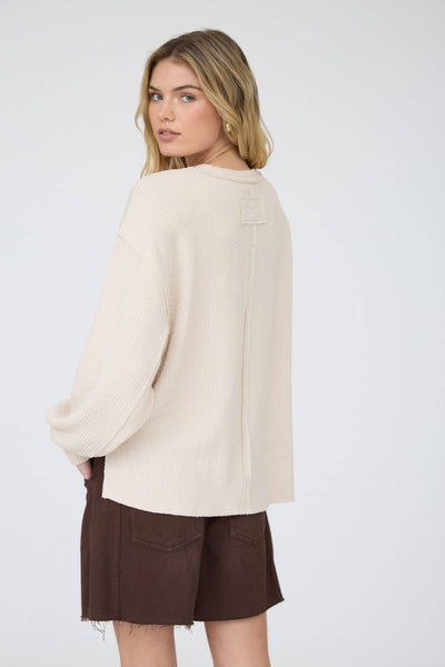 TEXTURED EXPOSED SEAM LONG EXTENDED SLEEVE KNIT TOP : BURGUNDY