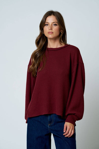 TEXTURED EXPOSED SEAM LONG EXTENDED SLEEVE KNIT TOP : BURGUNDY