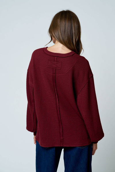 TEXTURED EXPOSED SEAM LONG EXTENDED SLEEVE KNIT TOP : BURGUNDY