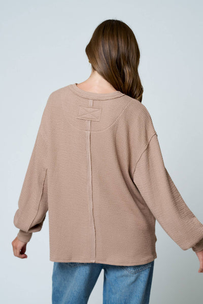 TEXTURED EXPOSED SEAM LONG EXTENDED SLEEVE KNIT TOP : BURGUNDY