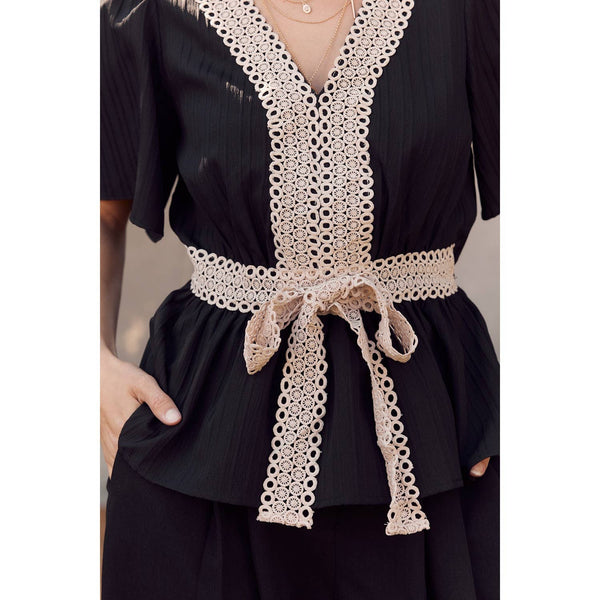 LACE CONTRAST TEXTURED WOVEN BLOUSE: BLACK / S